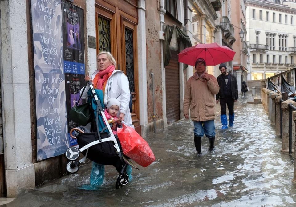 گردشگران ونیز را به علت بالا آمدن آب ترک کردند