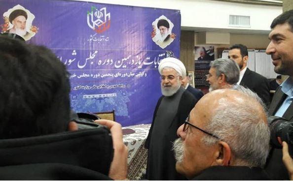 روحانی در ستاد انتخابات کشور حاضر شد